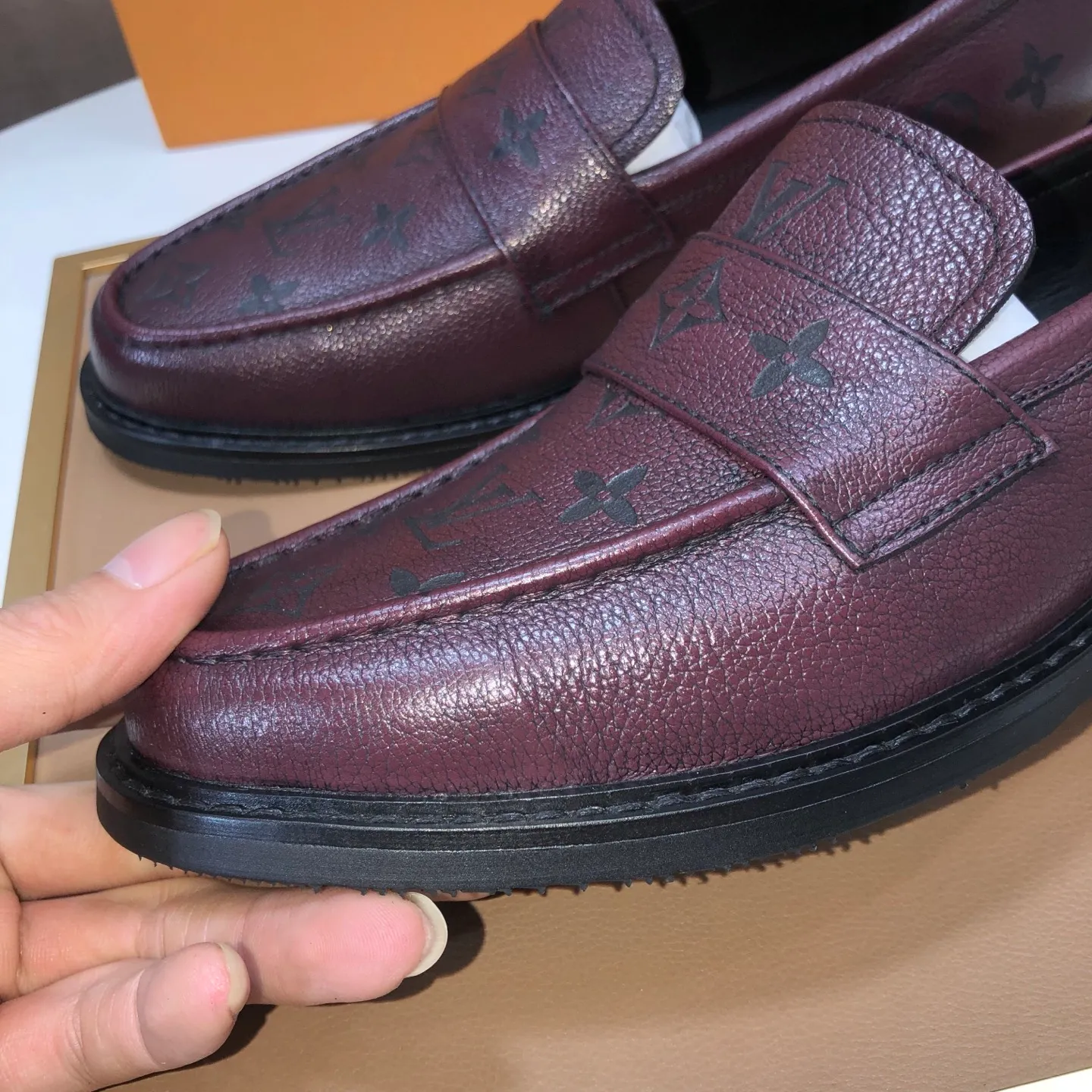 Men's men's shoes💰460💰【LV】(sheepskin lining) formal men's shoes! The high-end formal wear style is luxurious and elegant, with both practicality and style. We pay special attention to quality and details. The original version at the counter is 1:1 ultra-accurate replica👍🏻 The shoe last, leather, workmanship and comfort are not inferior! Material: imported cowhide upper, soft first layer of sheepskin! Code number: 38-45 (45 customized)